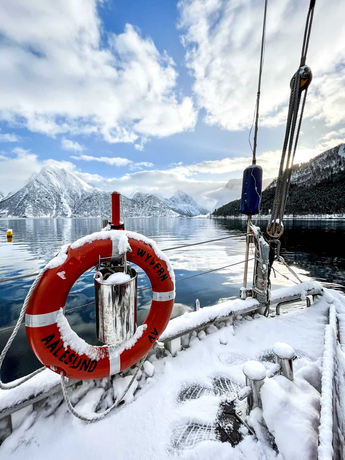 Bild Blick vom Segelboot über den winterlichen Storfjord.