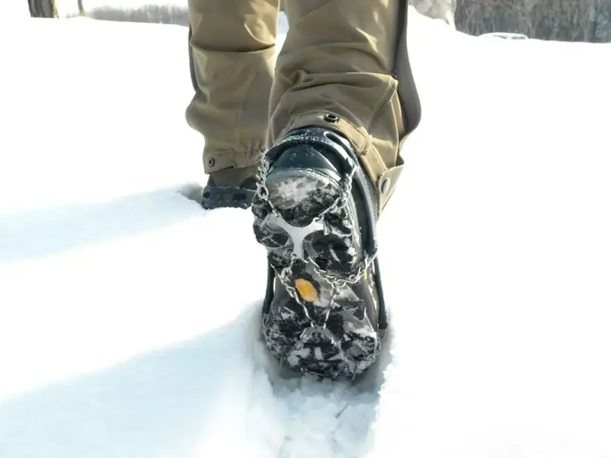 Schuh mit Spikes im Schnee