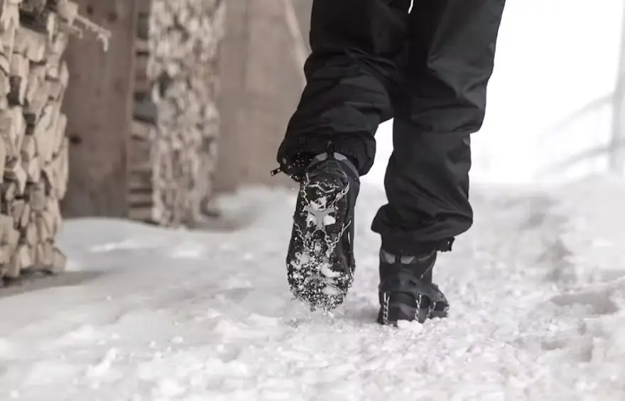 Schuhe mit Spikes im Schnee