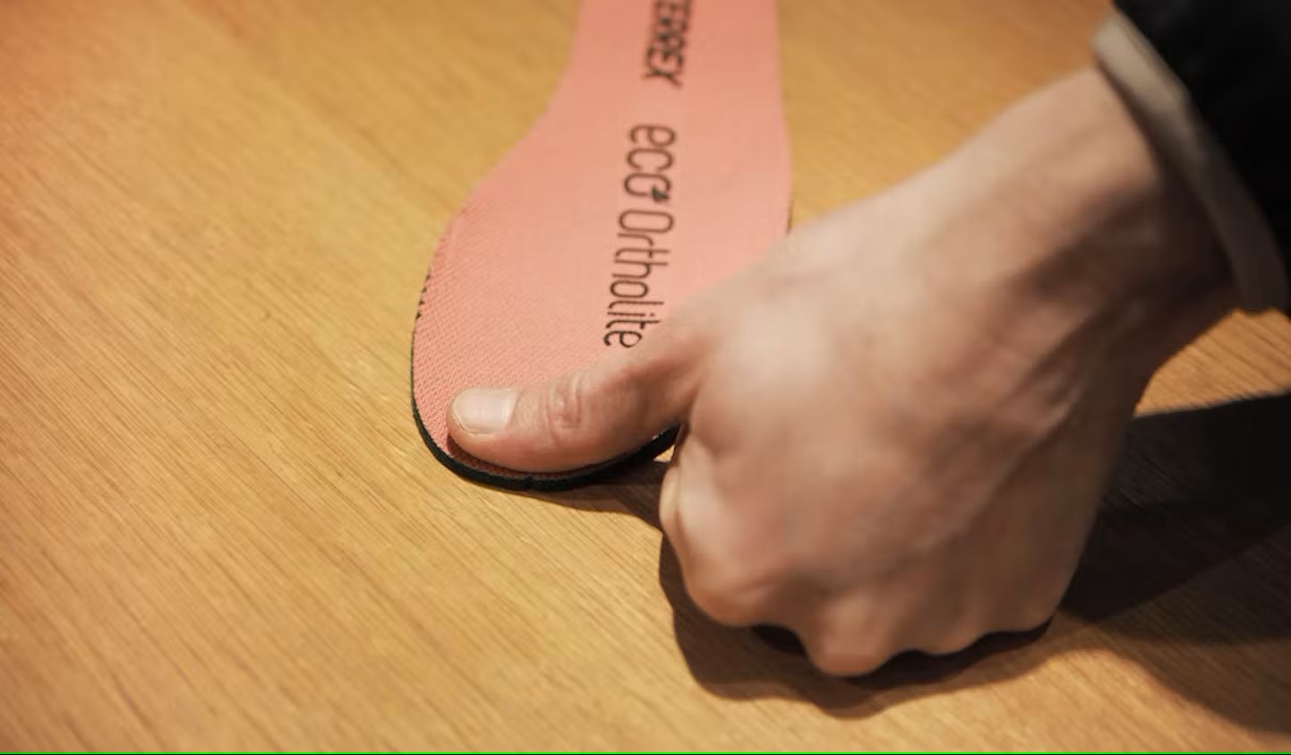 Bild Demonstration der Abstandsmessung mit dem Daumen.