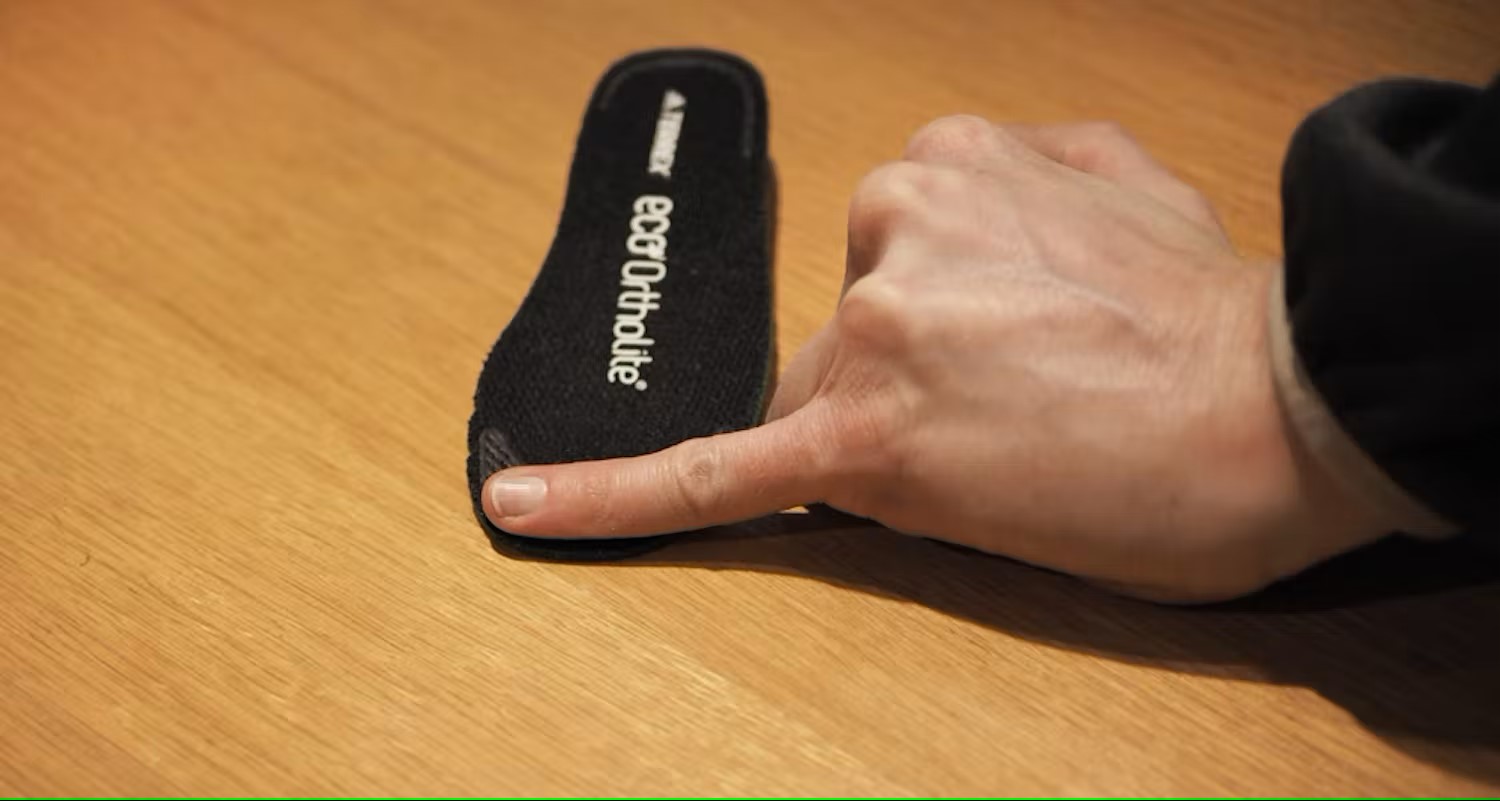 Bild Demonstration der Abstandsmessung mit dem kleinen Finger.