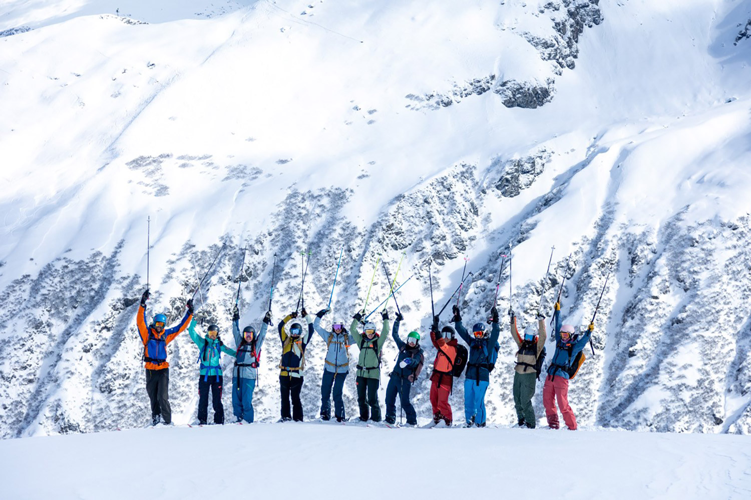Bild Gruppenfoto von weiblichen Wintersportlerinnen in alpiner Landschaft.