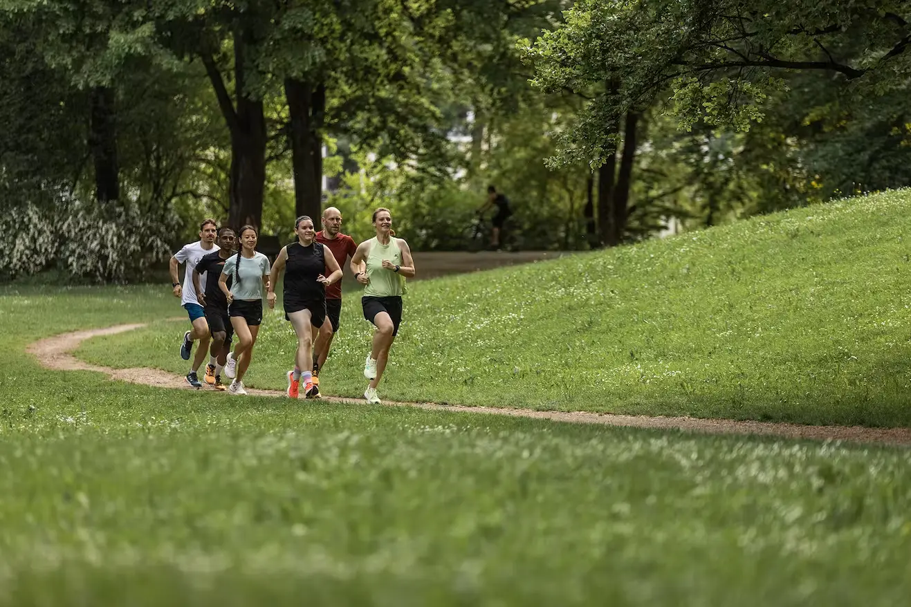 Bild Eine Gruppe beim Lauftraining im Park