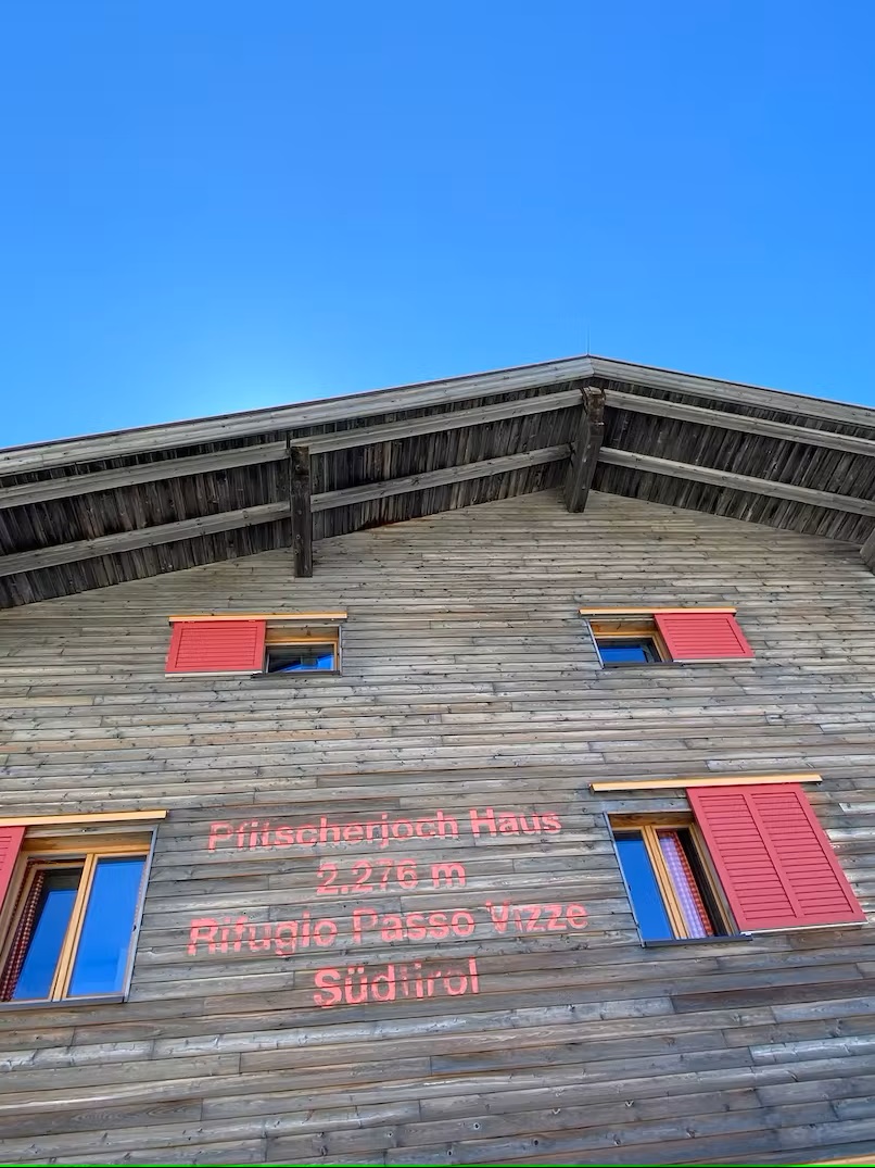 Bild Das Pfitscherjochhaus mit roten Fensterläden 