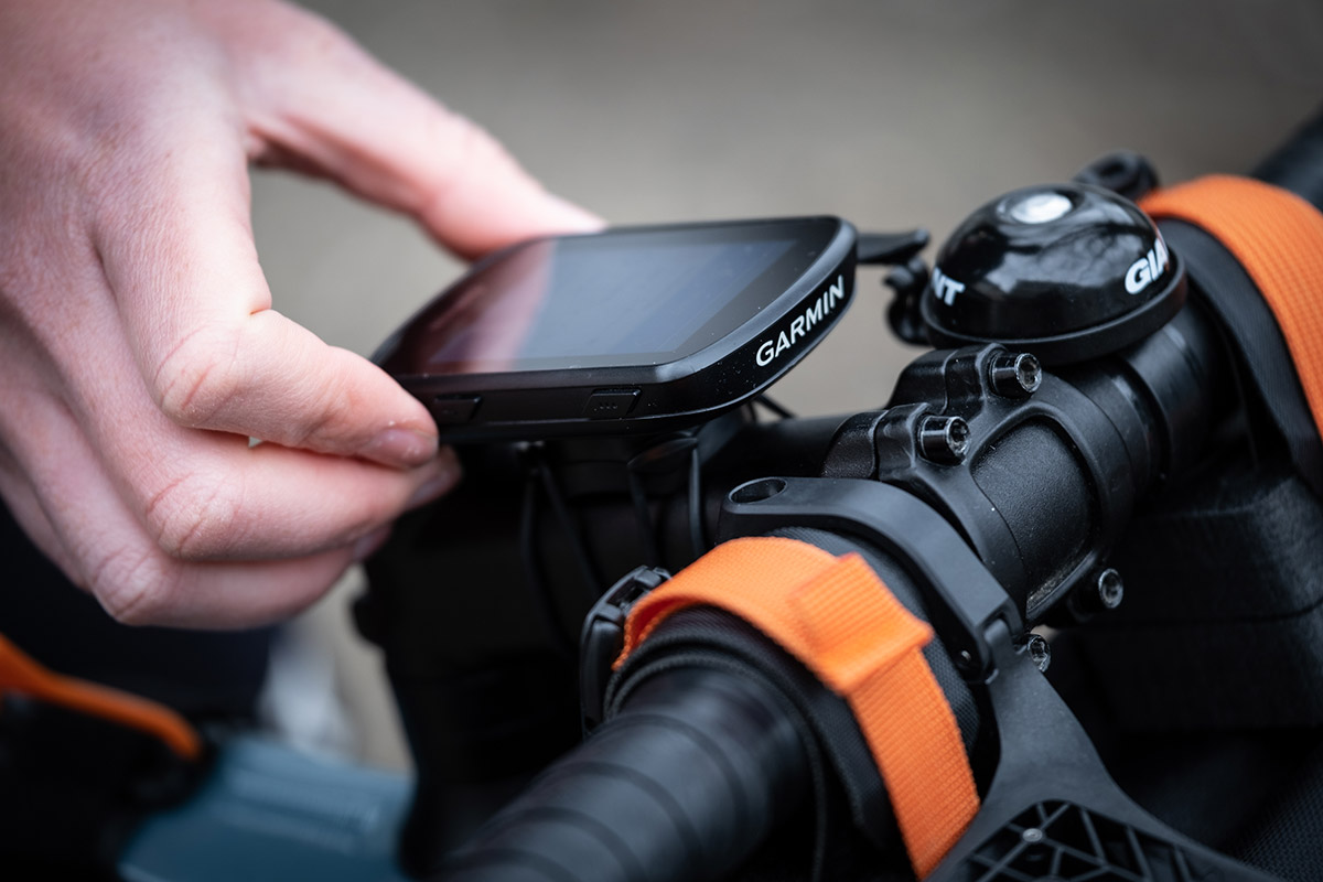 Bild Eine Hand bedient die Tasten an einem Garmin Edge GPS Gerät