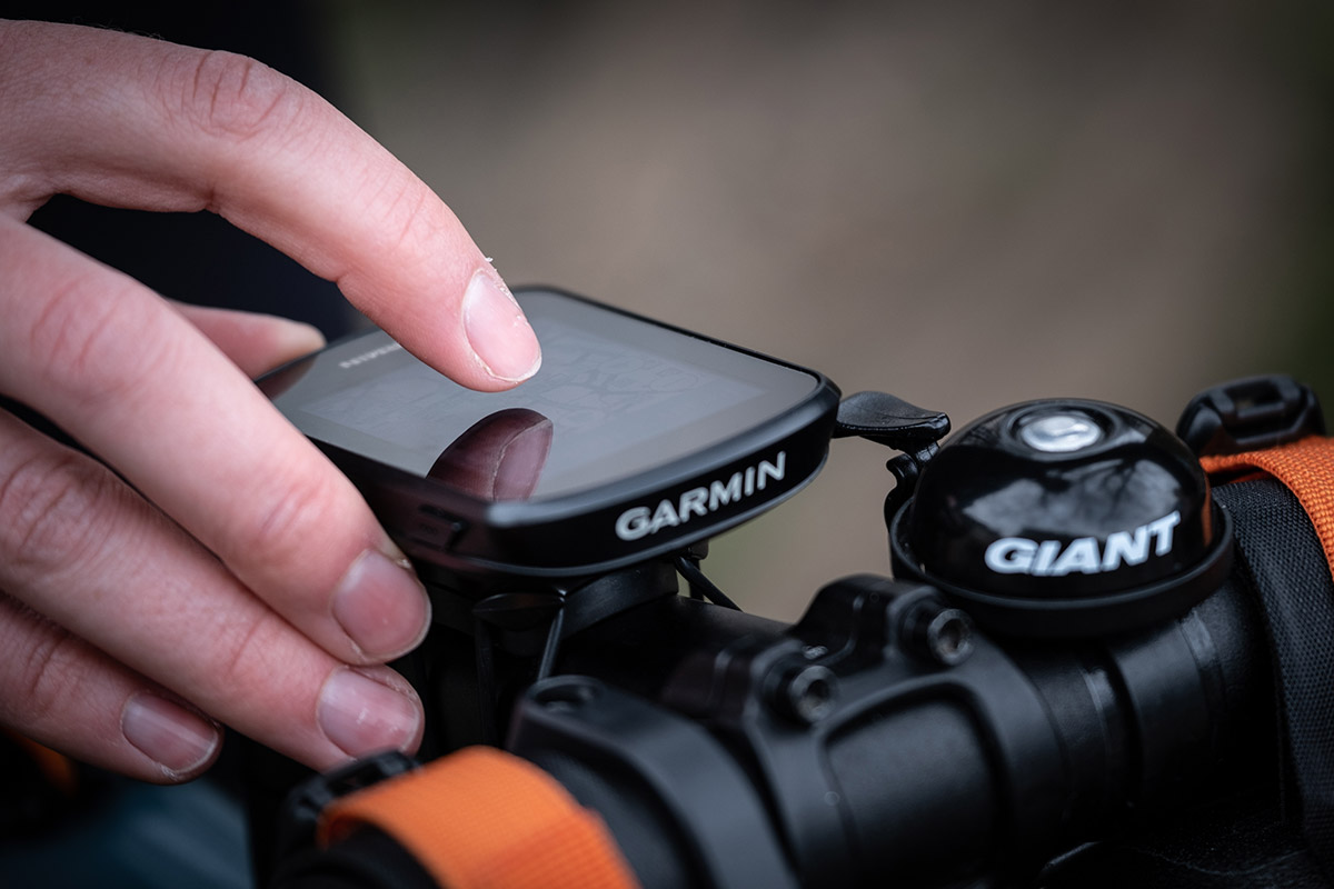 Bild Eine Hand bedient die Tasten an einem Garmin Edge GPS Gerät