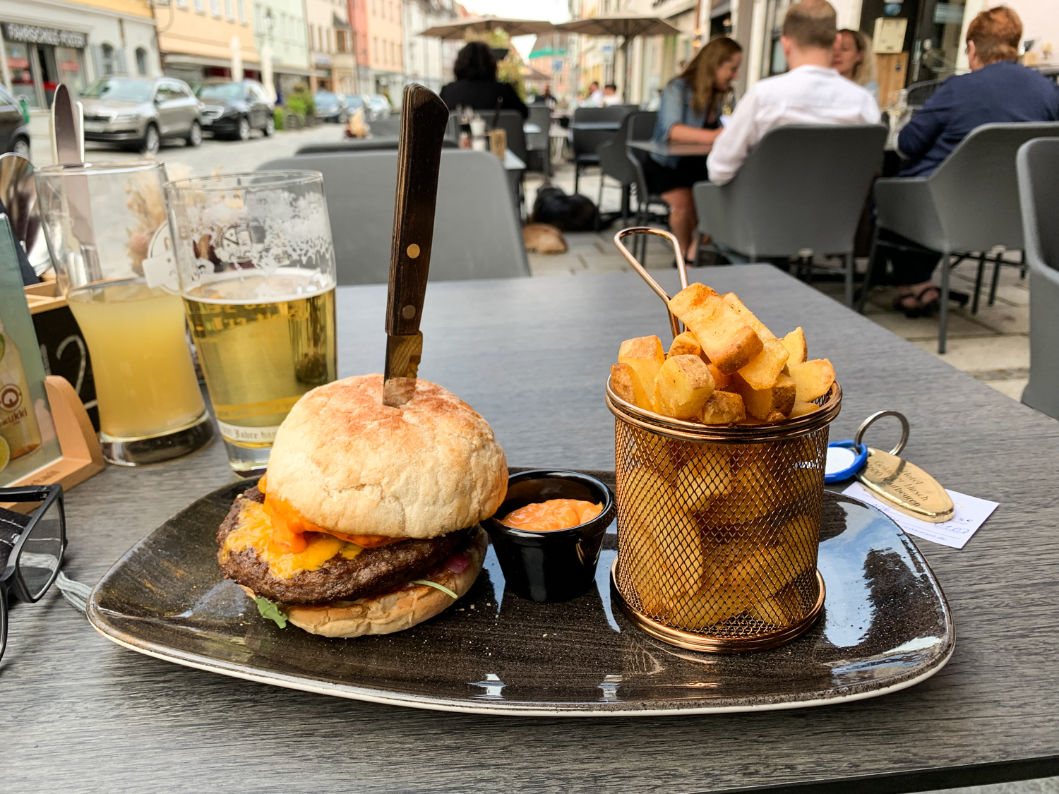 Bild Ein Burger in einem Restaurant an der Straße