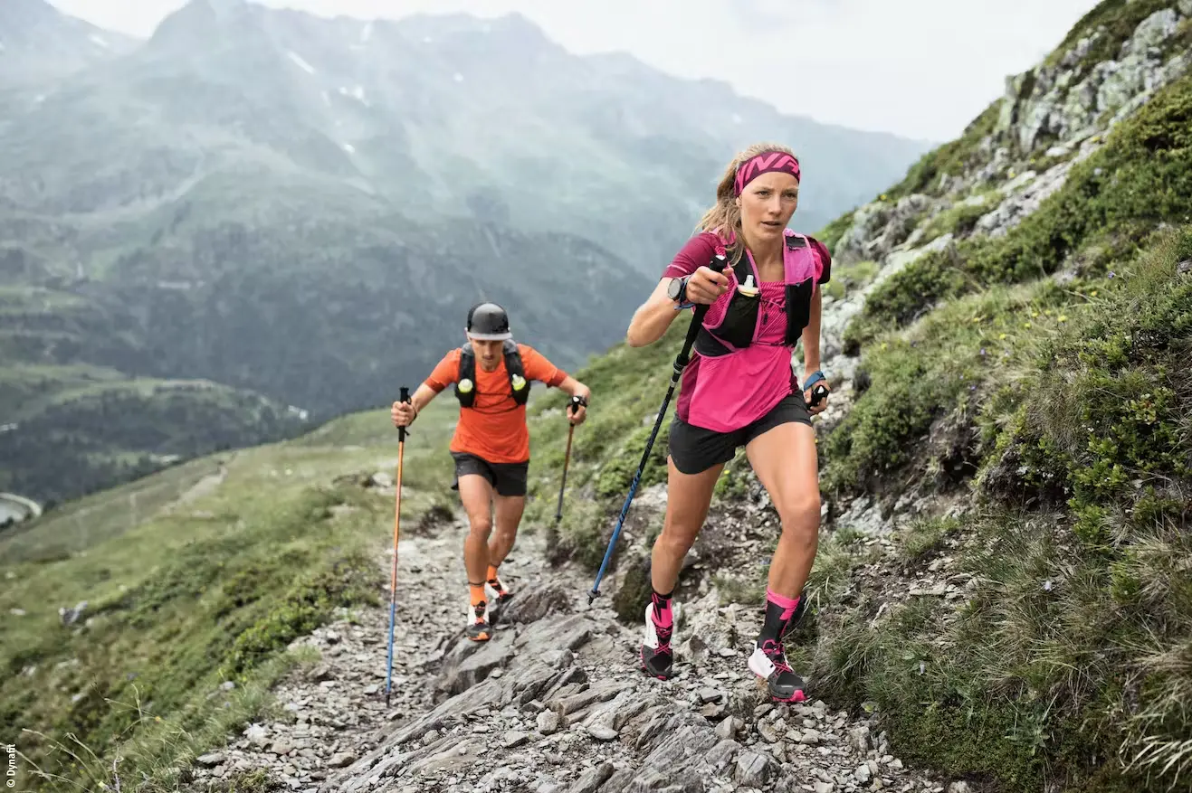 Bild Je länger die Distanz und je steiler die Berge beim Trailrunning, desto mehr profitierest du von Stöcken.
