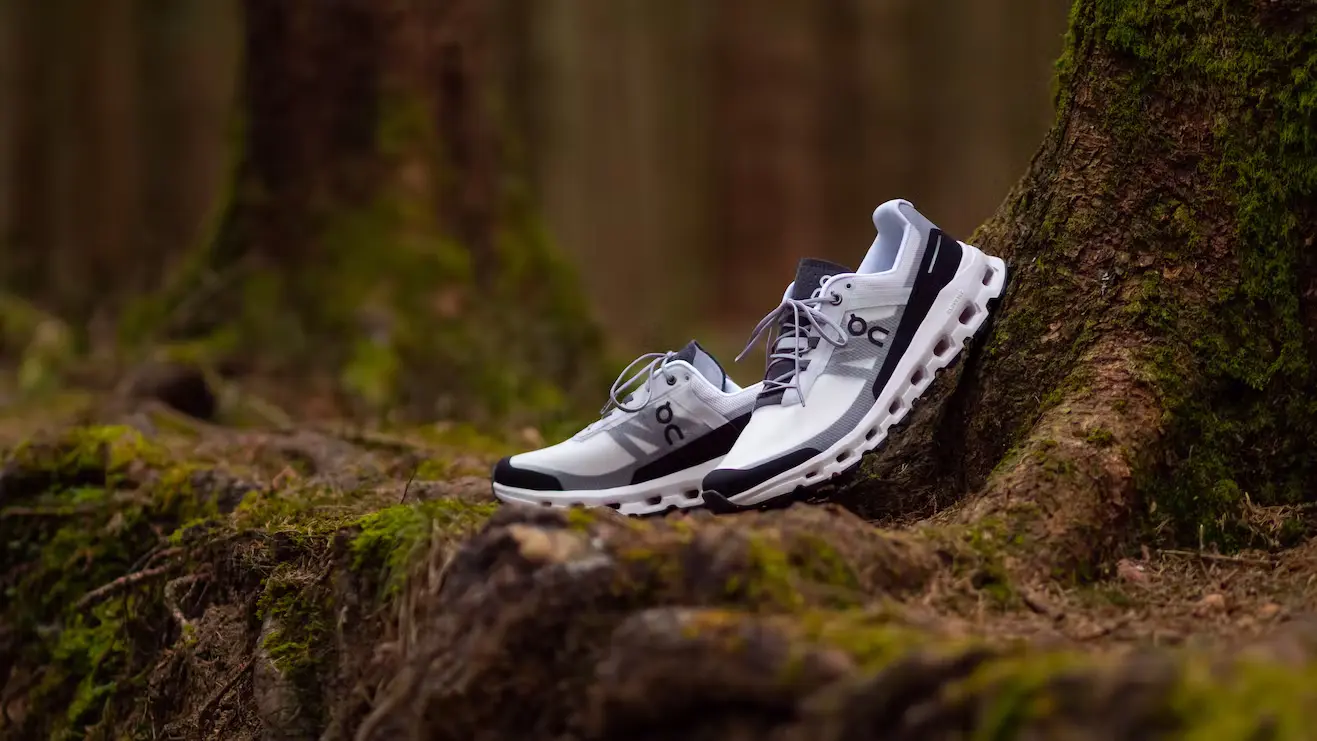 Bild Beim Laufen auf Waldboden, brauchst du Schuhe mit starkem Profil für einen guten Halt.