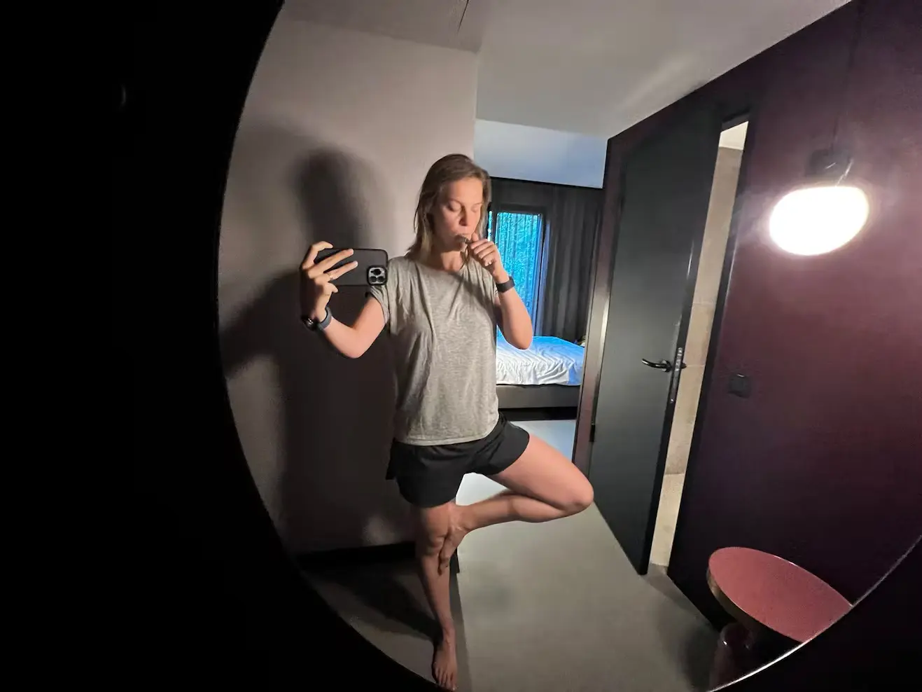 Bild Sandra's Tipp. Einfach mal Yogi-Tree oder Armtraining beim Zähneputzen einbauen.