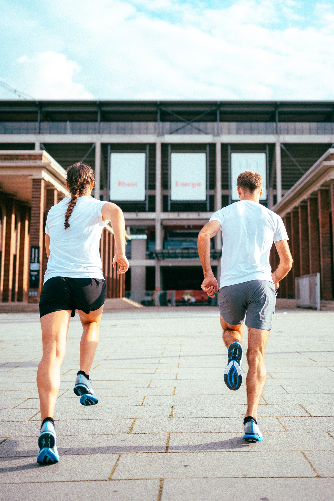 Bild Zwei Läufer joggen über einen städtischen Platz