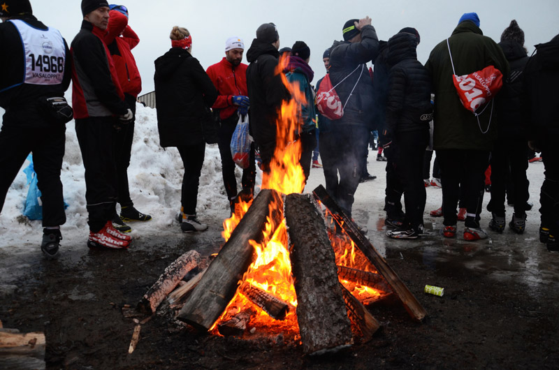 Bild Zuschauer stehen an einem großen Lagerfeuer im Schnee