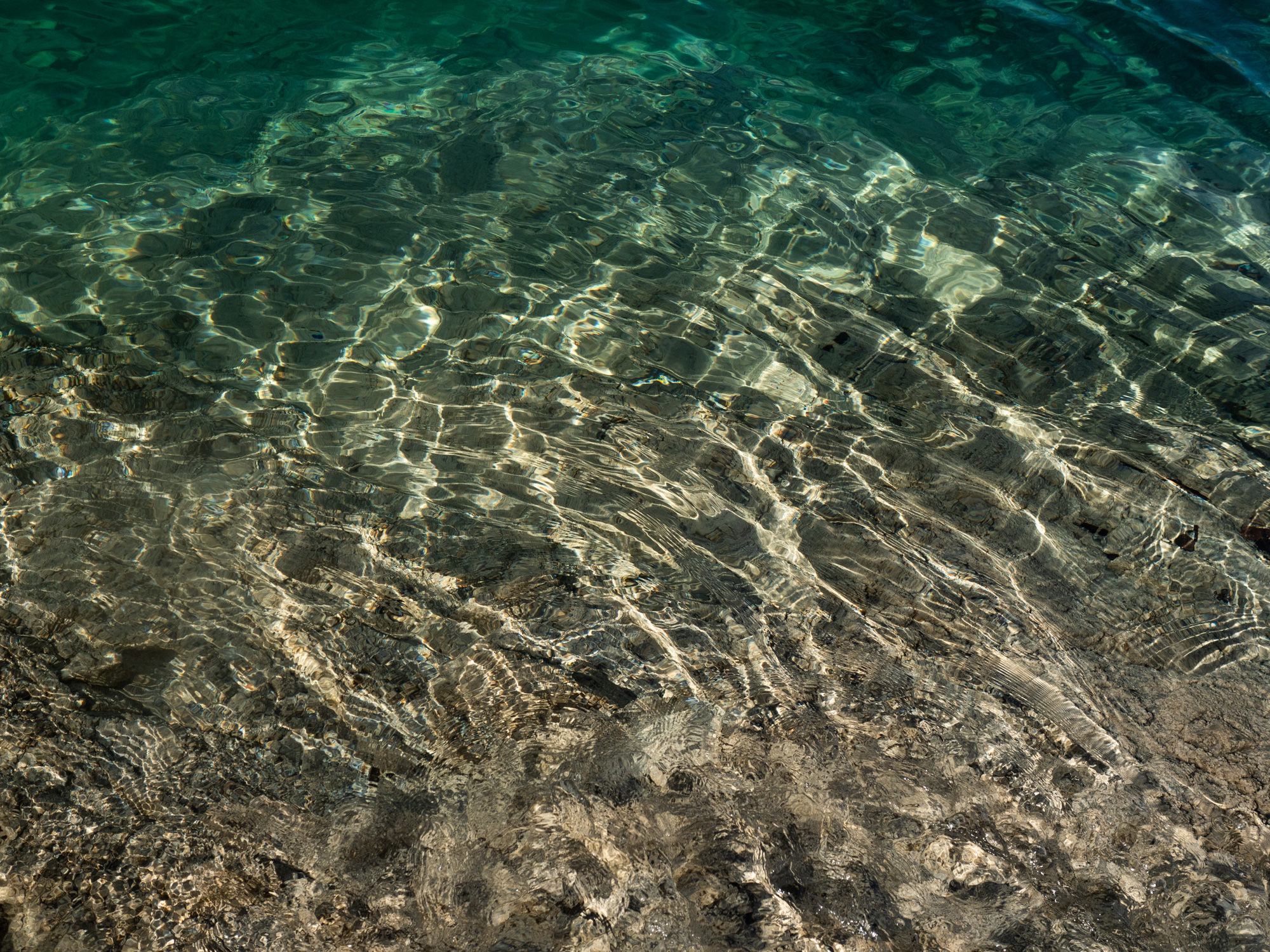Bild Kristallklares Wasser in einem See mit steinigem Grund