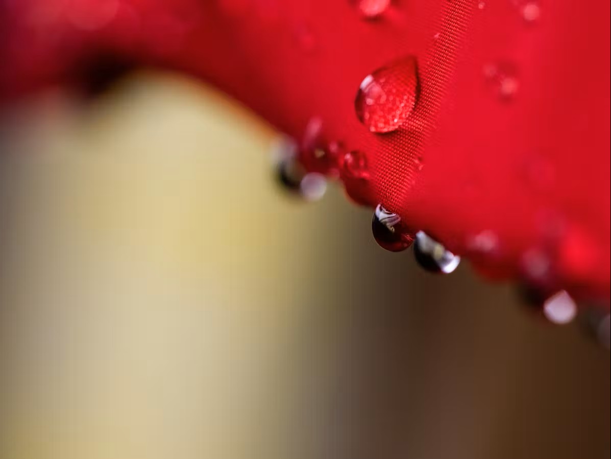 Wassertropfen auf Stoff