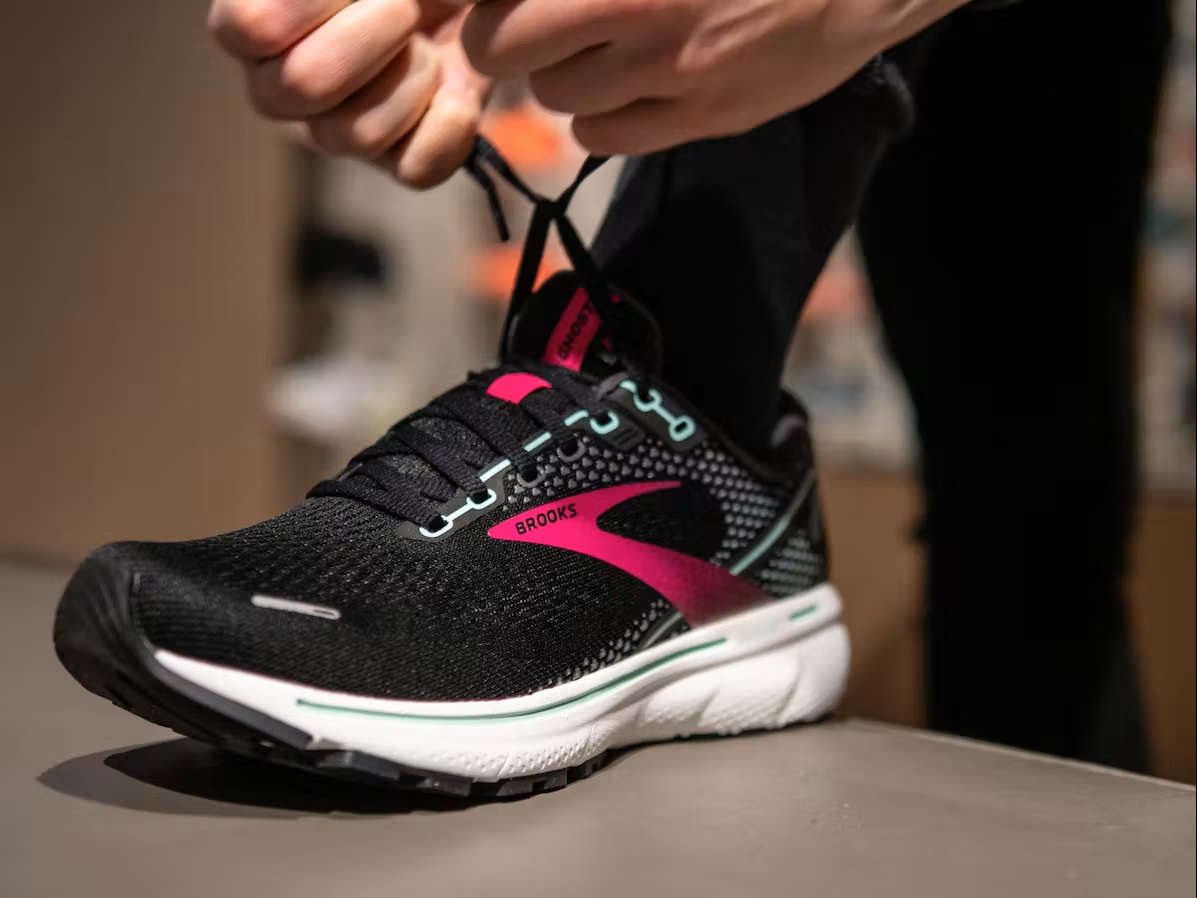 Bild Ein Brooks Laufschuh wird geschnürt