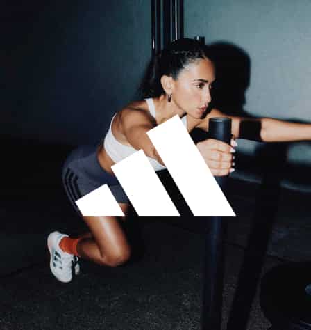 Frau beim Krafttraining und adidas Logo