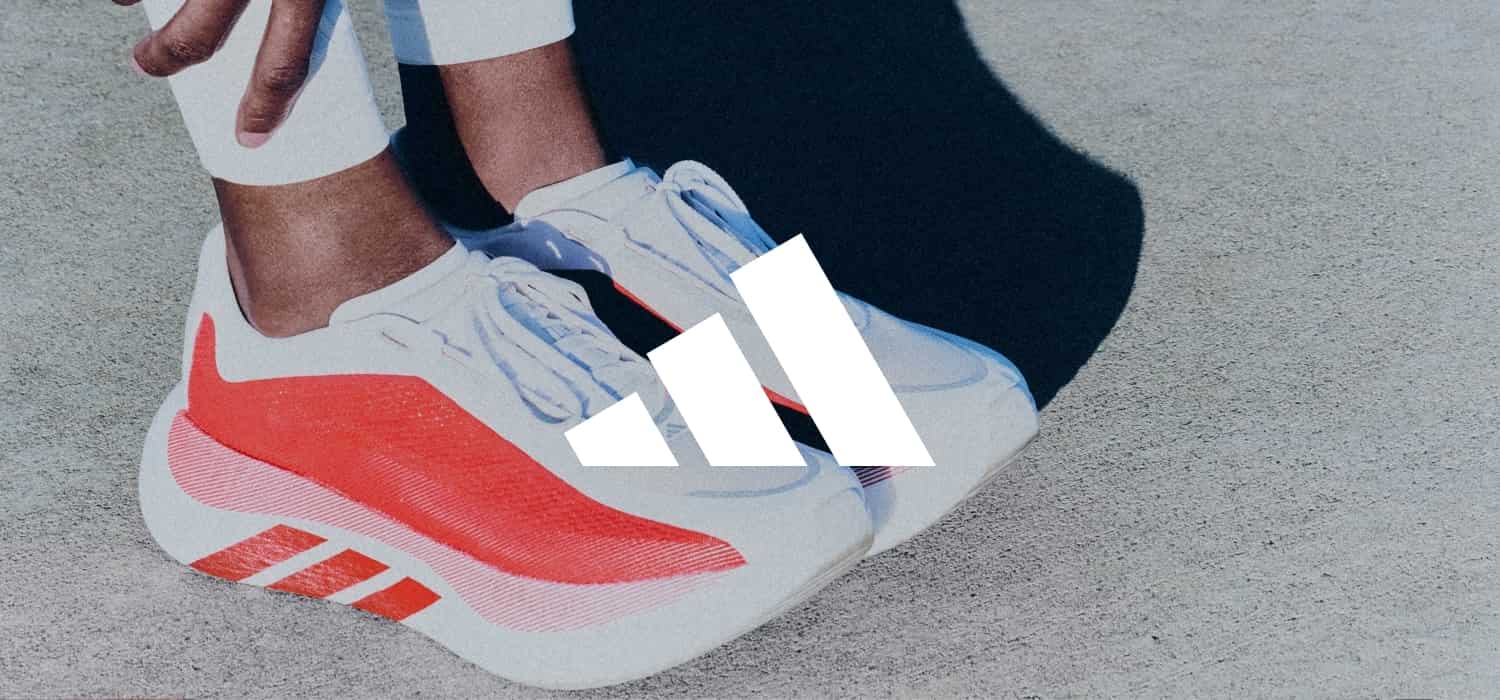 Nahaufnahme adidas Hyperboost und adidas Logo