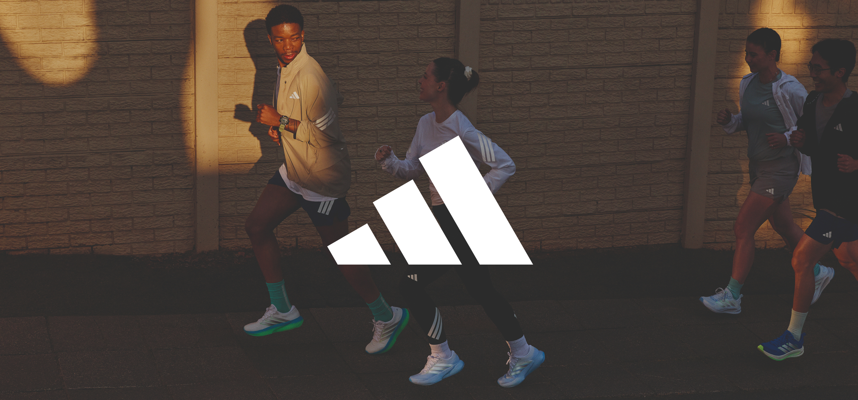 Läufer*innen und adidas Logo
