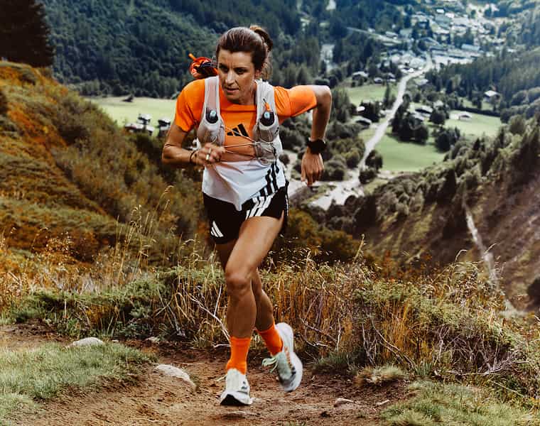 Trailrunnerin mit adidas Terrex Ausrüstung