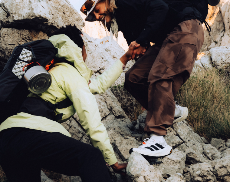 Trailrunnerin mit adidas Terrex Ausrüstung