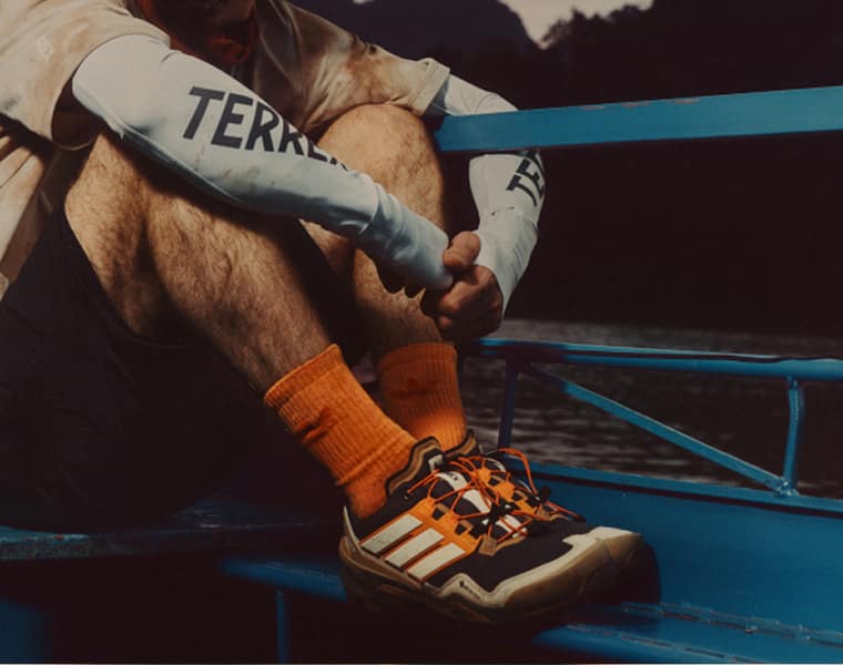 Personen mit adidas Terrex Schuhen