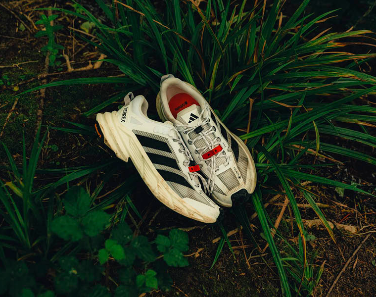 Personen mit adidas Terrex Schuhen