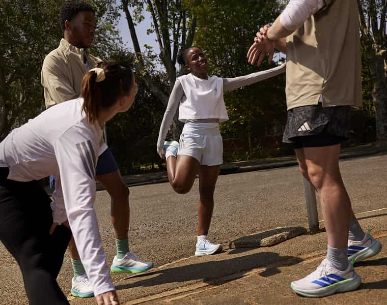 Gruppe Läufer*innen beim Stretching
