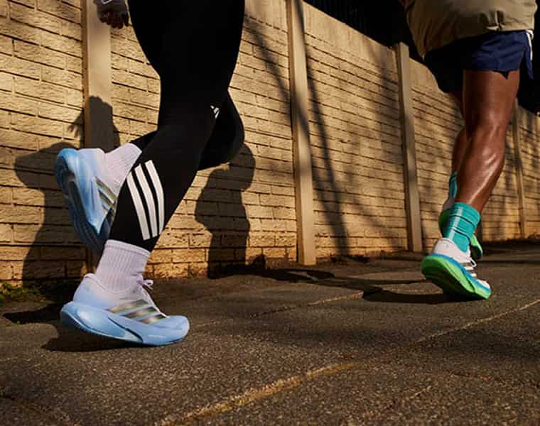 Gruppe Läufer mit adidas Supernova Schuhen