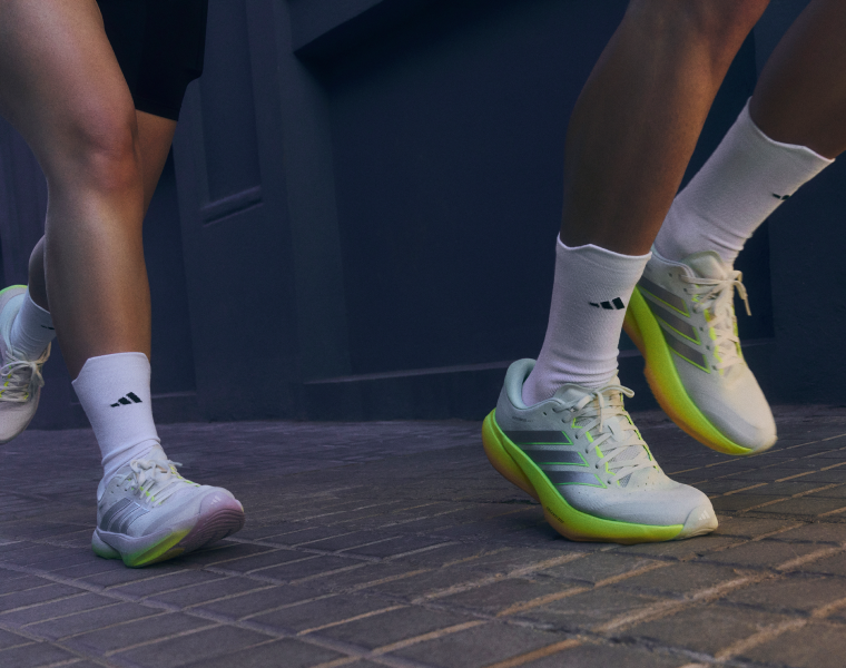 Gruppe Läufer mit adidas Supernova Schuhen