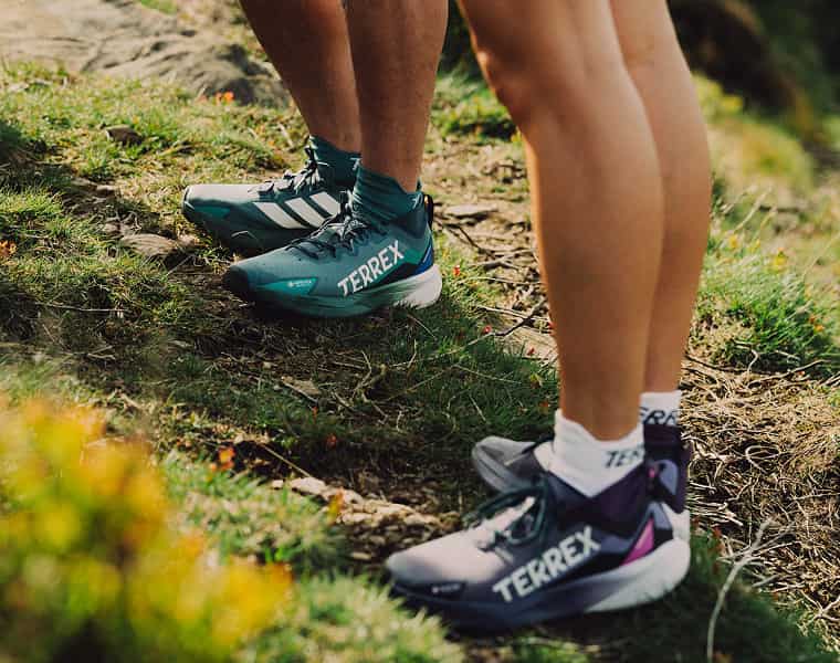 Nahaufnahme von zwei paar adidas Terrex Schuhen