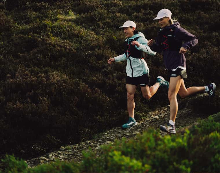 Zwei Trailrunner*innen