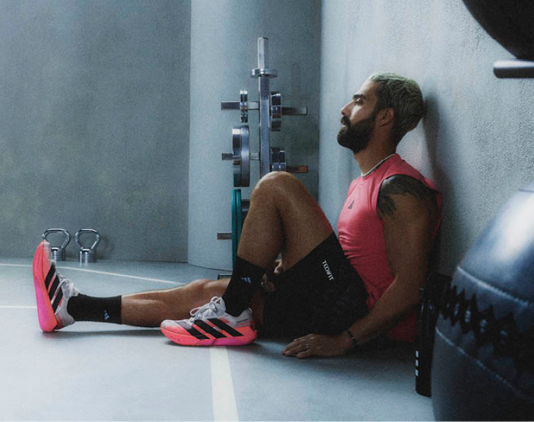 Mann mit adidas Trainingsschuhen