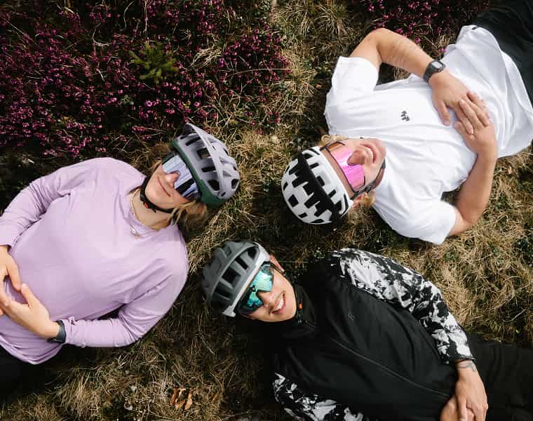 Gruppe Mountainbiker*innen mit Fahrradbrillen von Alpina