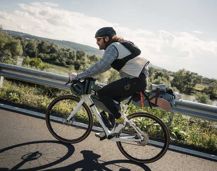 Rennradfahrer mit Helm von Alpina
