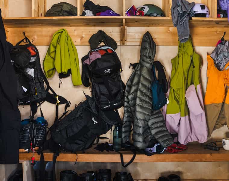 Garderobe mit Jacken und Mützen von Arcteryx