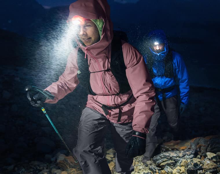 Frau und Mann mit Arcteryx Hardshelljacken