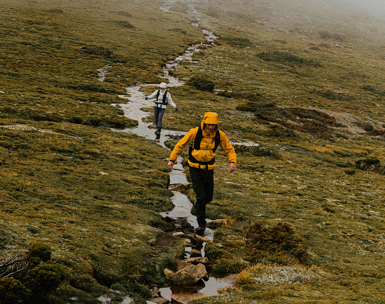 Frau und Mann mit Arcteryx Hardshelljacken