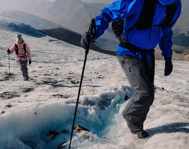 Personen tragen Hose von Arcteryx