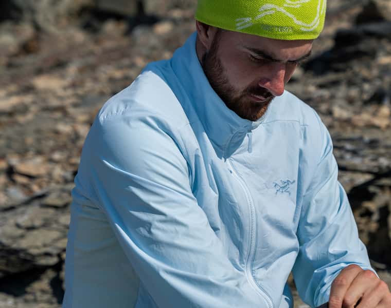 Mann mit Arcteryx Isolationsjacke