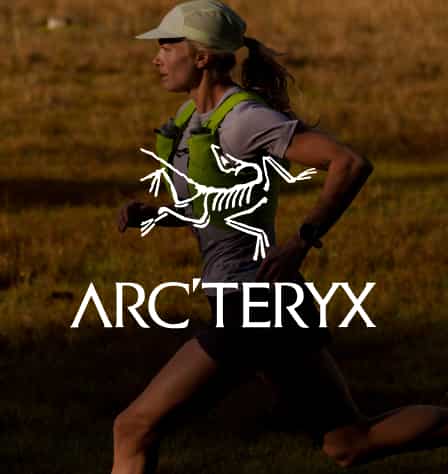 Trail-Läuferin und Arcteryx Logo