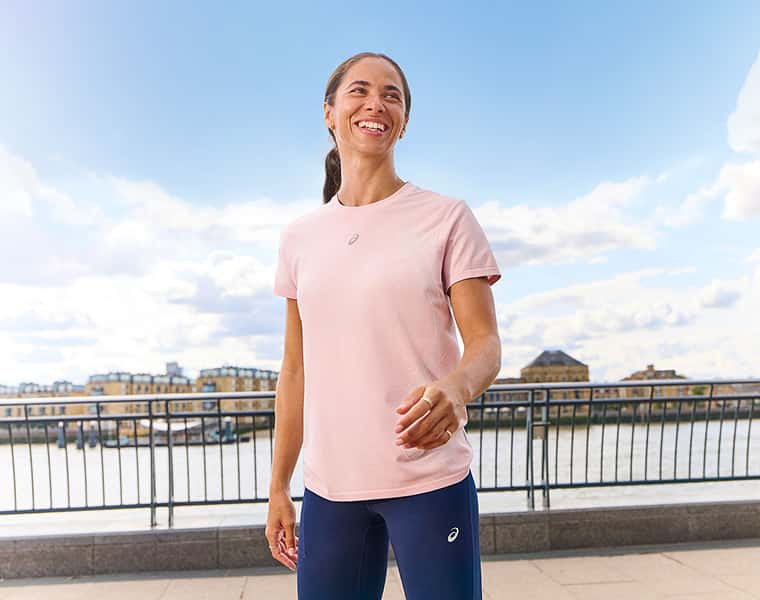 Dame mit Asics Shirt