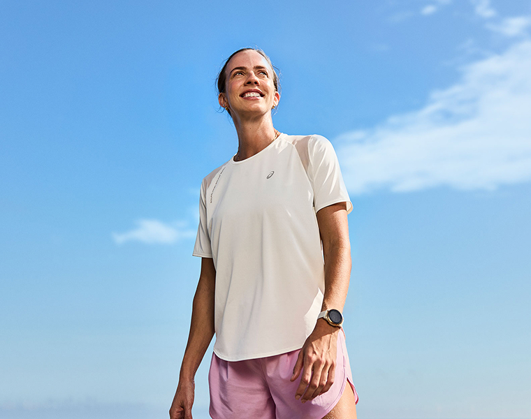 Dame mit Asics Shirt