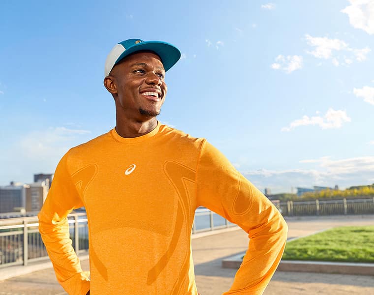 Herr mit Asics Shirt