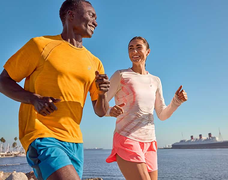 Zwei Läufer*innen in Asics Laufbekleidung