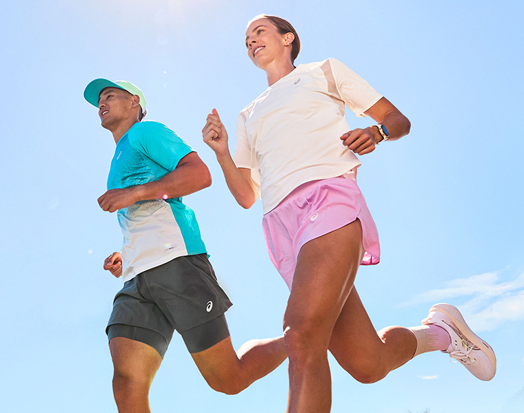 Zwei Läufer*innen in Asics Laufbekleidung