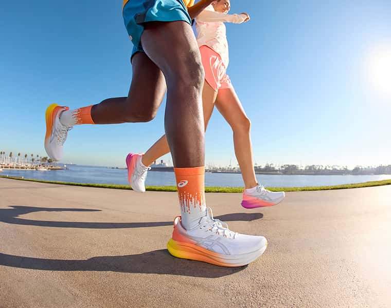 Zwei Läufer*innen mit Asics Laufschuhen