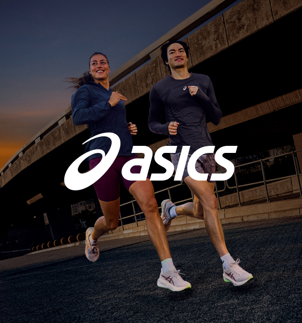 Zwei Läufer*innen und asics Logo
