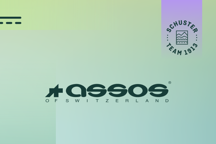 Grüner Hintergrund mit Assos Logo