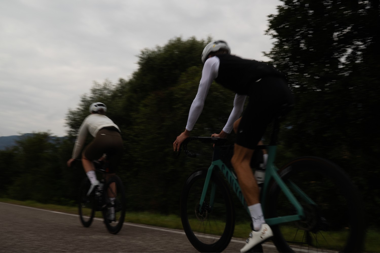 Gruppe an Rennradfahrer*innen