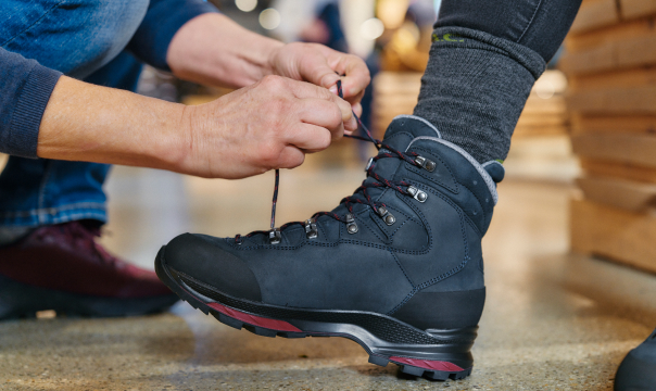 Schnüren von Bergschuhen